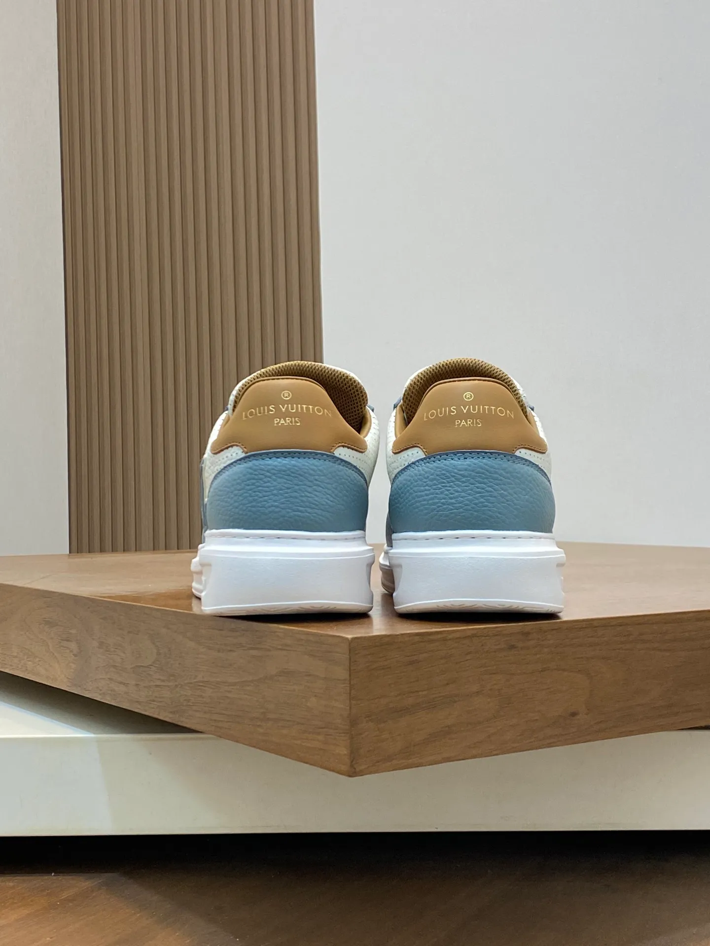 Factory Price: 400💰LV🔍Top Purchasing Agency🇮🇹 Lu Street Boy’s popular sports shoes counter synchronized, uppers imported from Italy cowhide fabric, high-quality complex splicing crafts, imported water-dyed cowhide lining cowhide feet Sole: Original sole provided by the original factory, T men's men's shoes 💰U exclusive movable molded sole, super comfortable, original factory follow-up goods, 🔍🔍high quality, can be entered and exited the counter at will, welcome to compare, code number 39-44 (order 38 45)